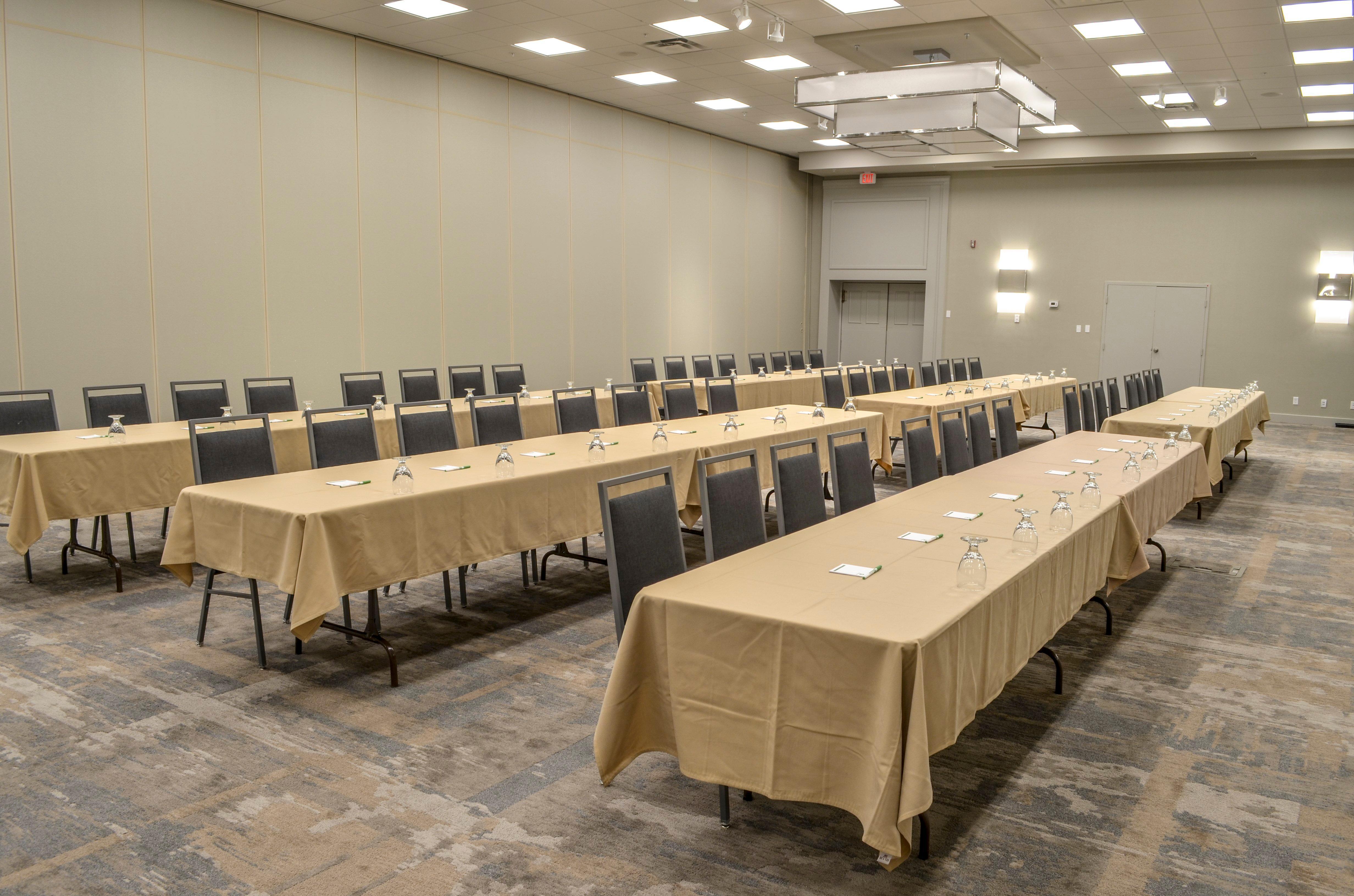 Holiday Inn Fargo By Ihg Exterior photo
