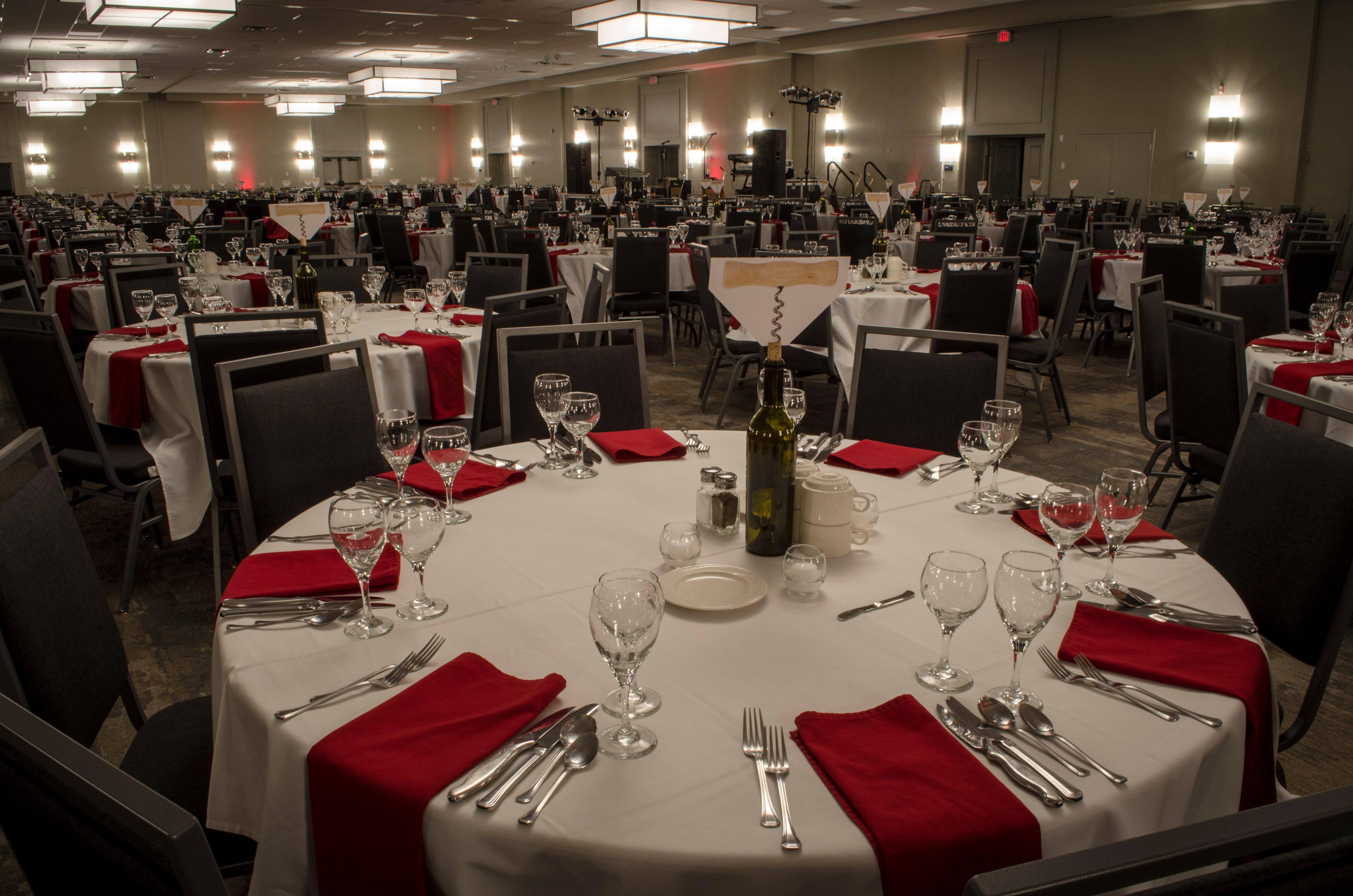 Holiday Inn Fargo By Ihg Exterior photo