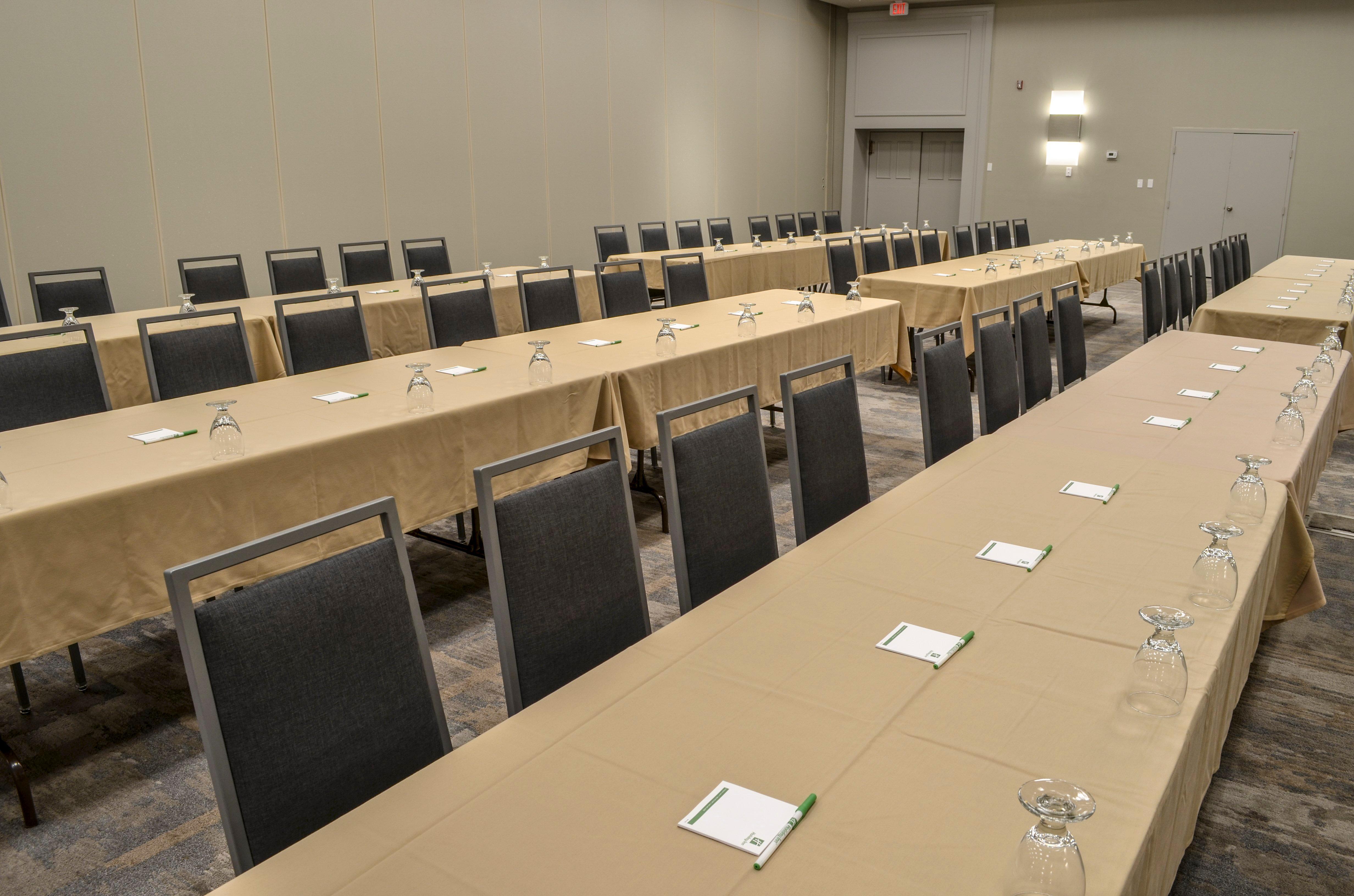 Holiday Inn Fargo By Ihg Exterior photo
